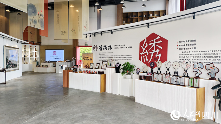 一针一线“串起”传统与现代CQ9电子平台非遗里的致富经(图5)